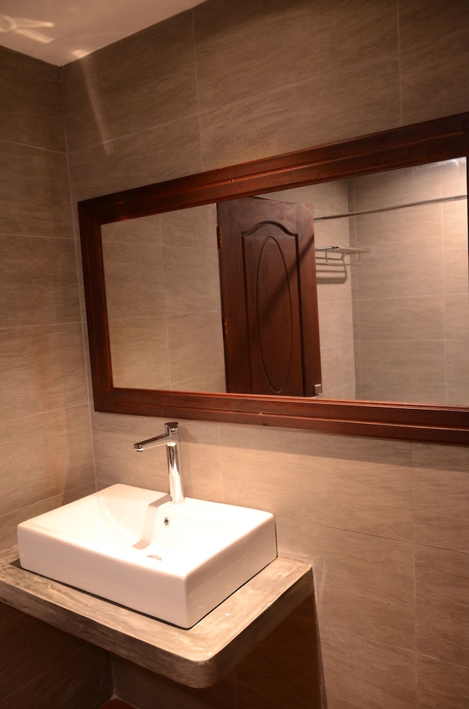 Saksiri Riverside Boutique Hotel 50/50