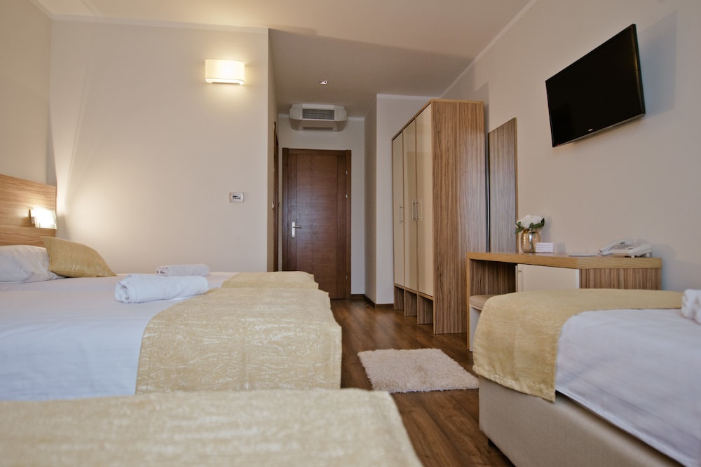 غرفة عائلية بأربعة أسرّة بإطلالة على المدينة، Medjugorje Hotel Spa 2/8