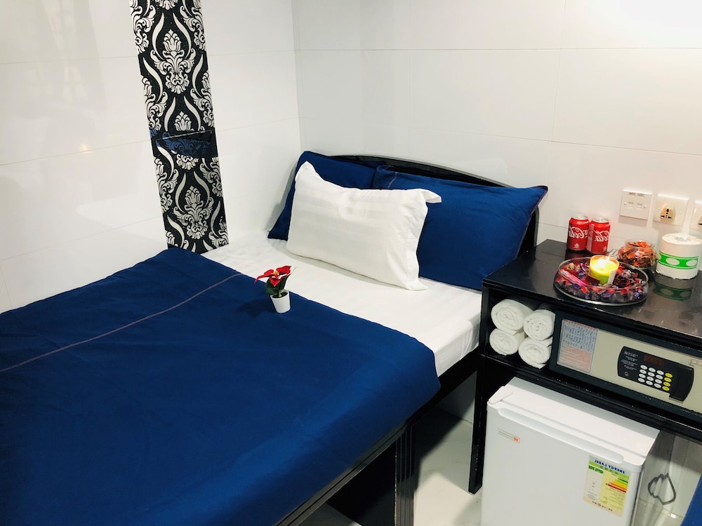 ROOM, TWIN BEDS