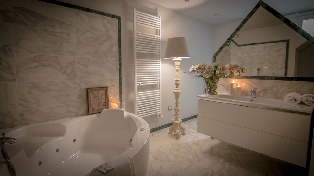 Breathtaking 4BD Apt 5min Walk to Duomo 32/33