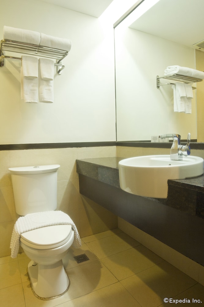 Fersal Hotel Neptune Makati 64/65