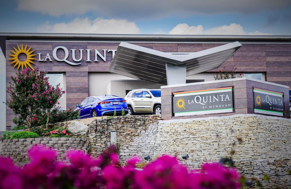 La Quinta Inn & Suites by Wyndham Branson 1/60