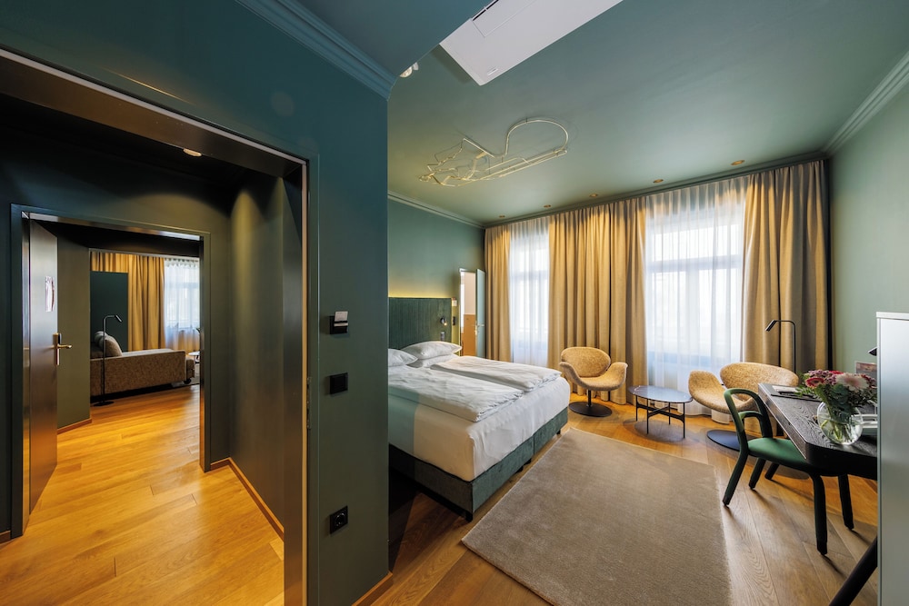 2 BEDROOMS, FAMILY SUITE, PREMIUM, 2 QUEEN BEDS, SOFA
