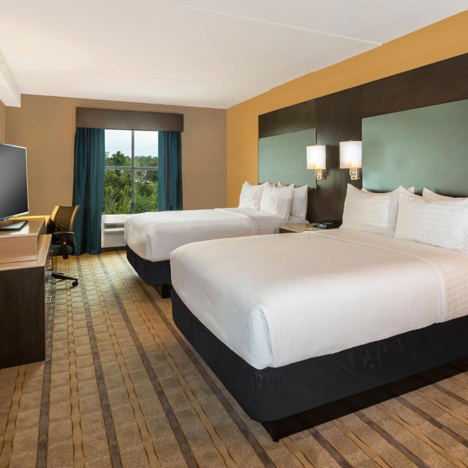 غرفة قياسية بسريرين كوين بحوض استحمام لذوي الإعاقة، Crowne Plaza Shenandoah - Woodlands Area, an IHG Hotel 3/7