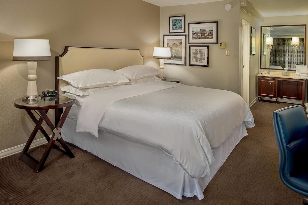 Sheraton Westport Lakeside Chalet 13/39