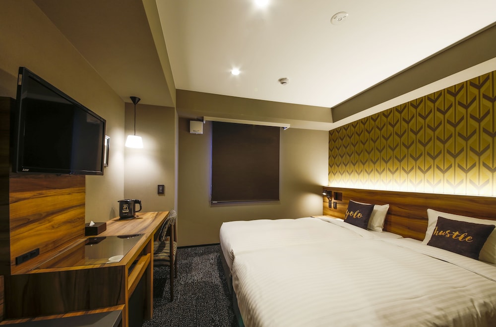 HOLLYWOOD, TWIN BEDS