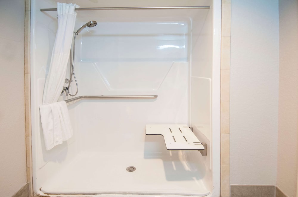 Days Inn & Suites by Wyndham San Antonio near Frost Bank Ctr 42/42