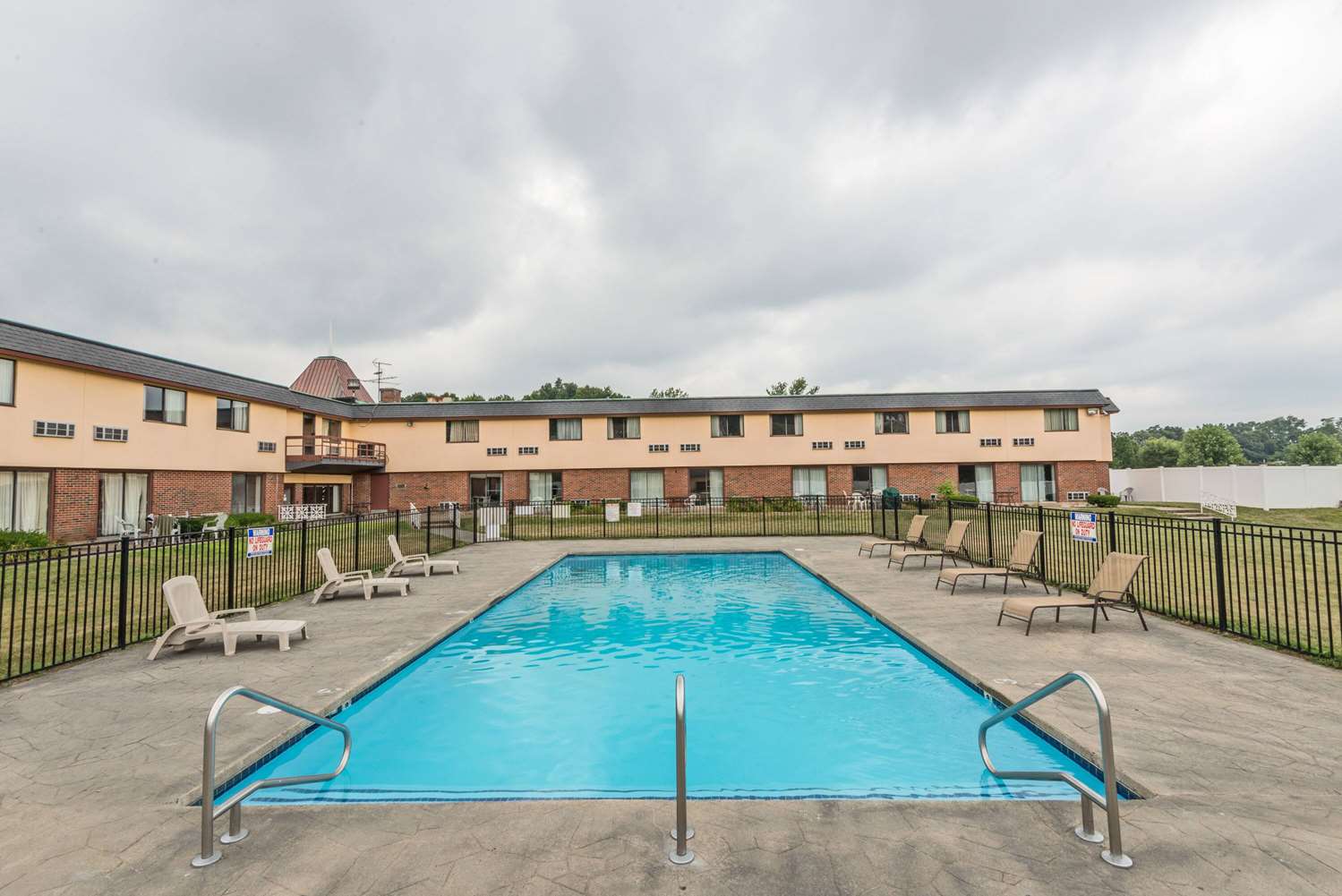 Days Inn By Wyndham Berlin Meriden 22/27