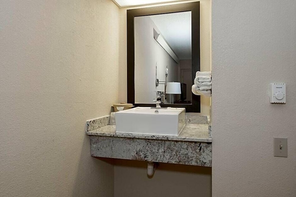 Travelodge by Wyndham Peoria 51/52