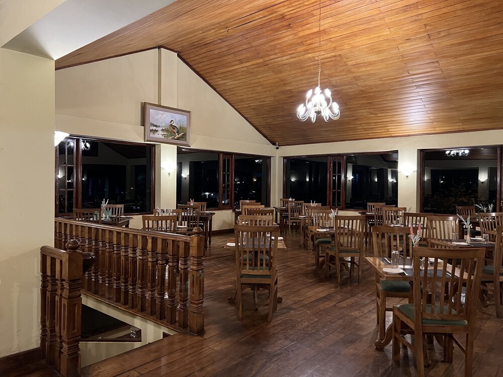 Tea Bush Hotel 49/71