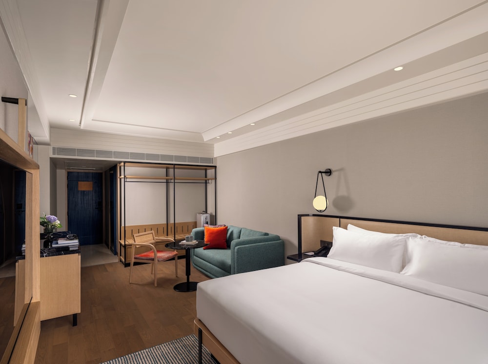 CLUB, DELUXE, KING BED, LOUNGE ACCESS