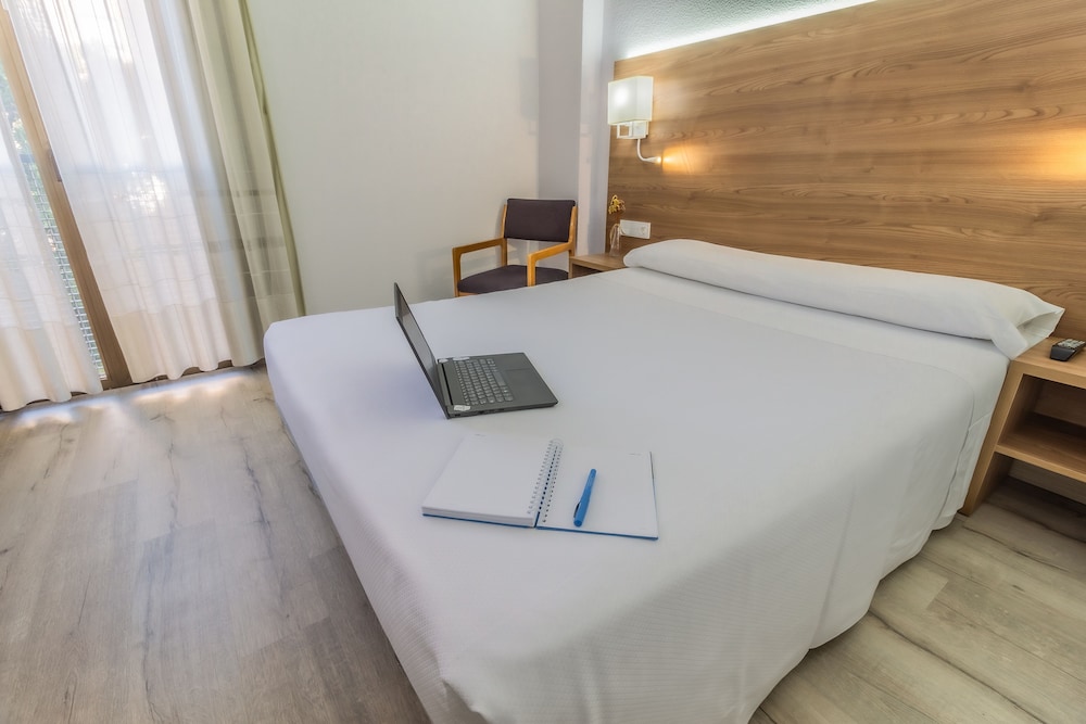 ROOM, DOUBLE BED