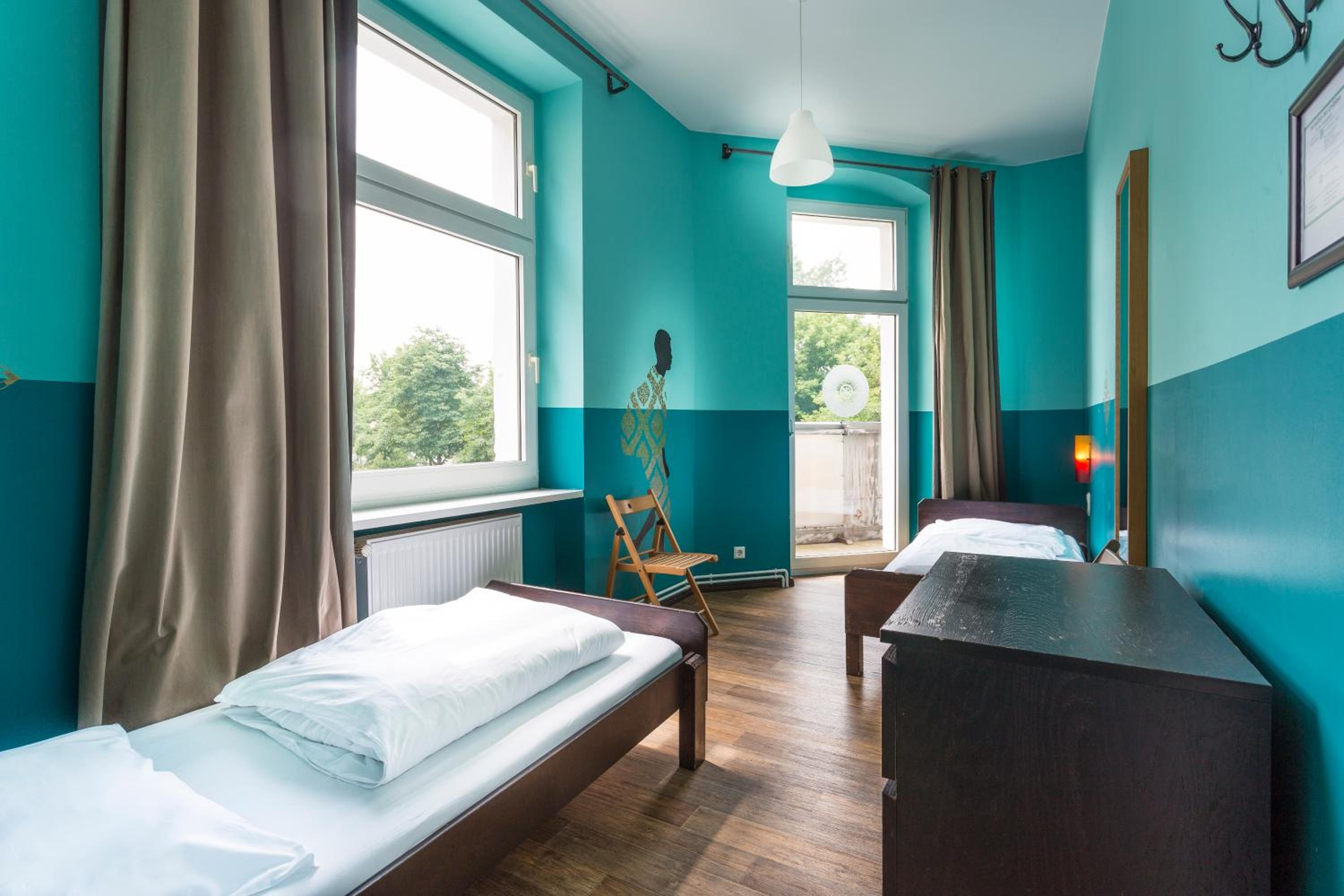 ROOM, TWIN BEDS, SHARED BATHROOM