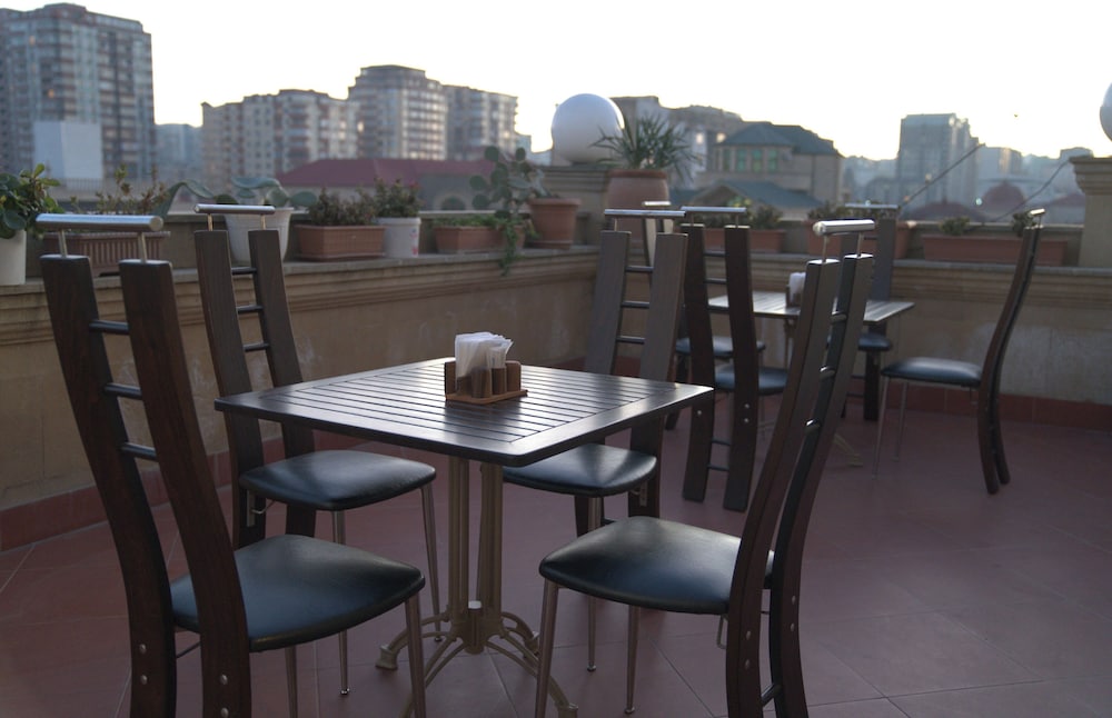Premier Hotel 64/67