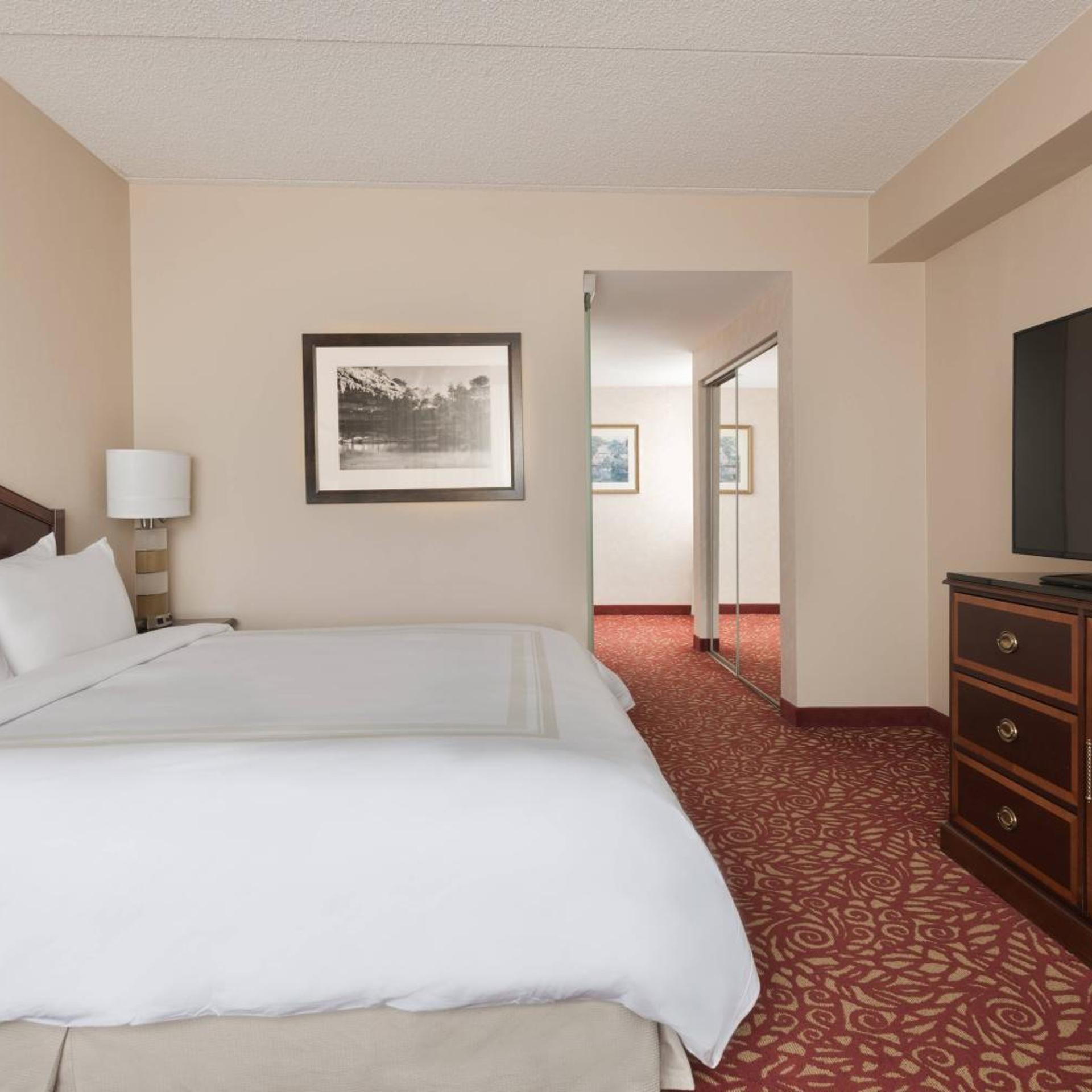 Room, King Bed, Concierge Level, Corner
