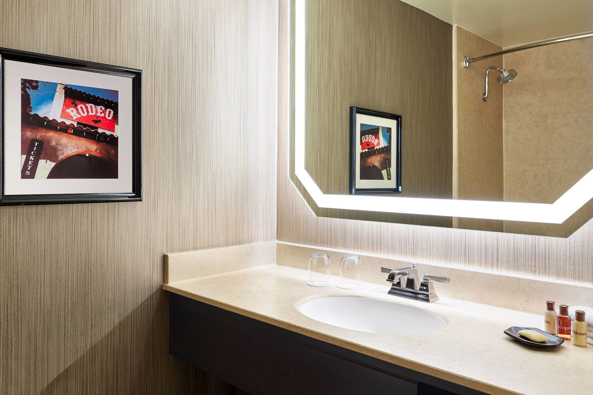 جناح ديلوكس بسرير كينج بغرفة نوم واحدة مع أريكة، Sheraton Fort Worth Downtown Hotel 6/7