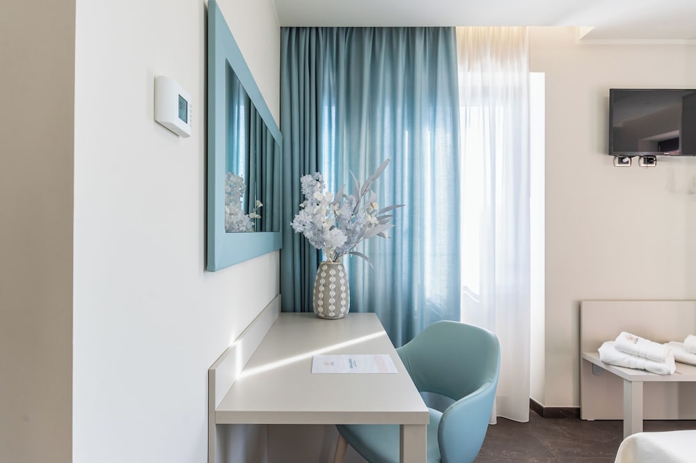 Lual Bleisure Hotel 42/43