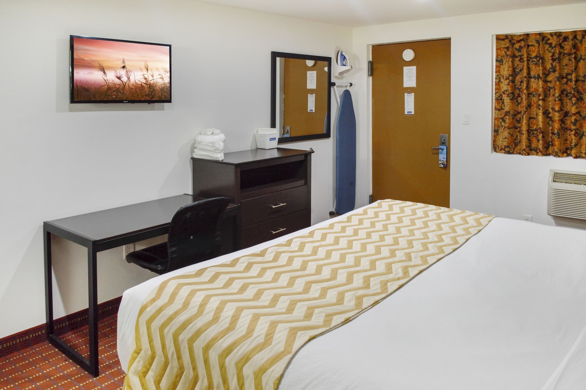 غرفة بسرير كينج للمدخنين، Travelodge by Wyndham Manhasset 3/5