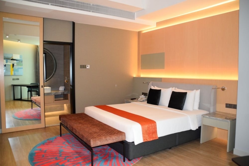 EXECUTIVE SUITE