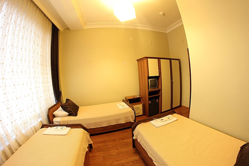 PARADISE HOTEL 25/36