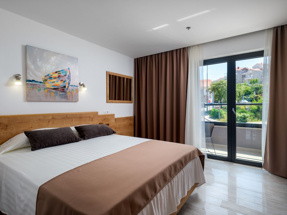 PREMIUM, QUEEN BED, CITY VIEW