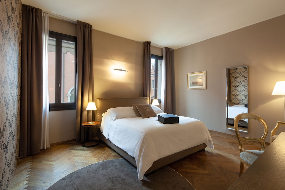 Luxury, Queen Bed, Canal View, Hotel Corte di Gabriela 7/10