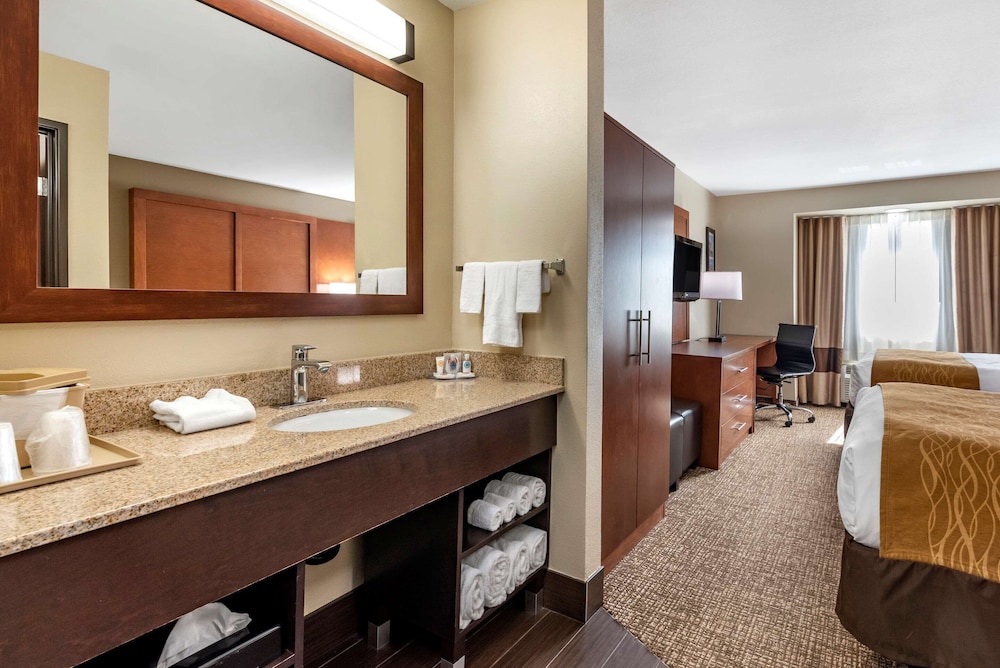 Comfort Inn Portland near I-84 and I-205 27/28