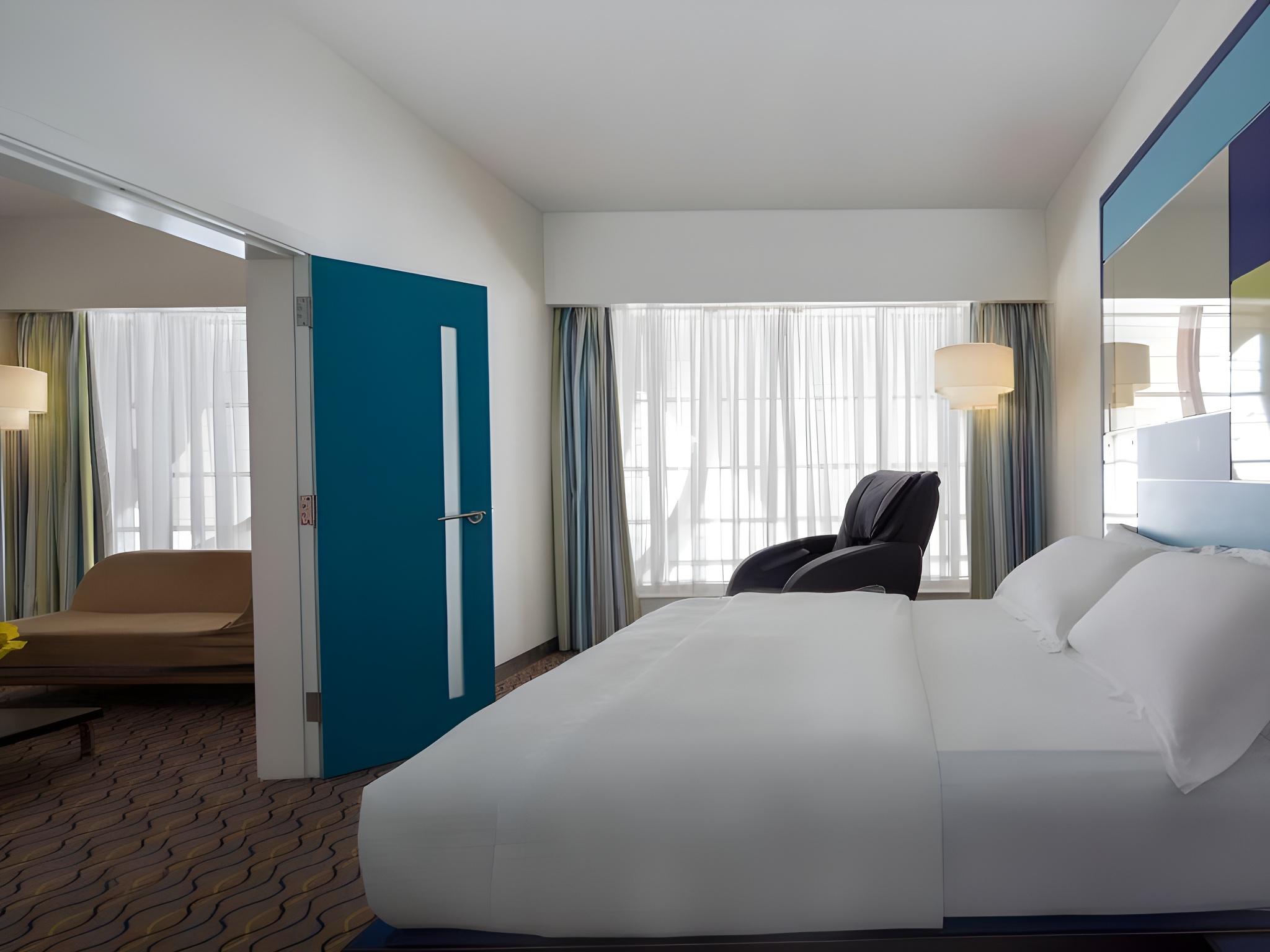 Concourse A, Junior Suite