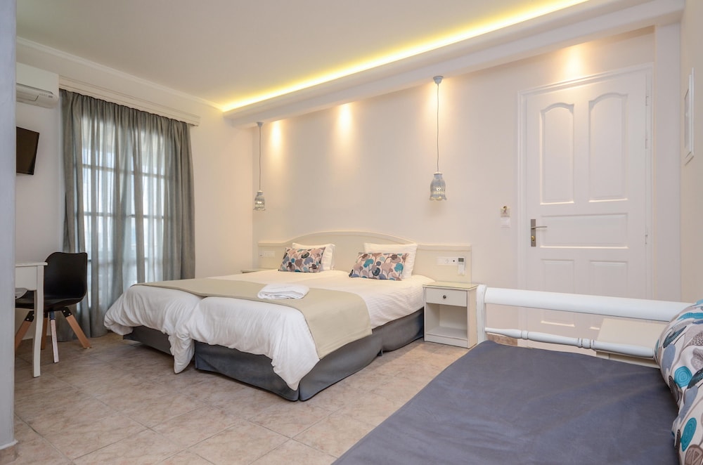 Spiros Hotel 27/83