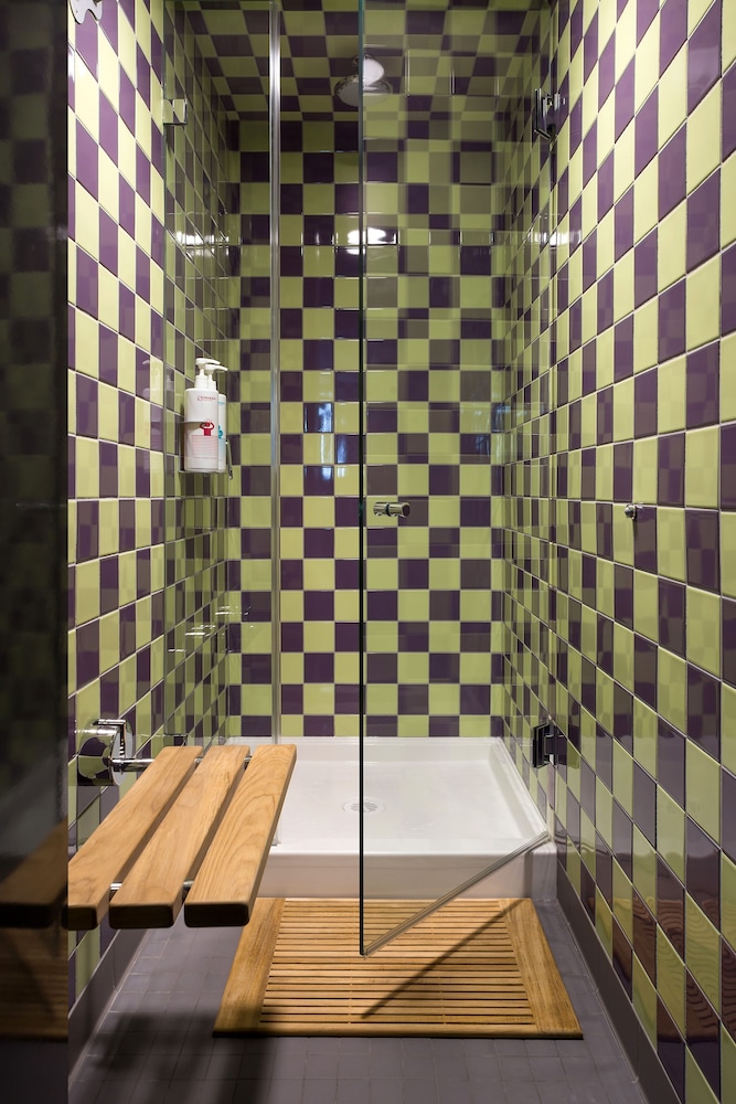 Pangea Pod Hotel 48/50