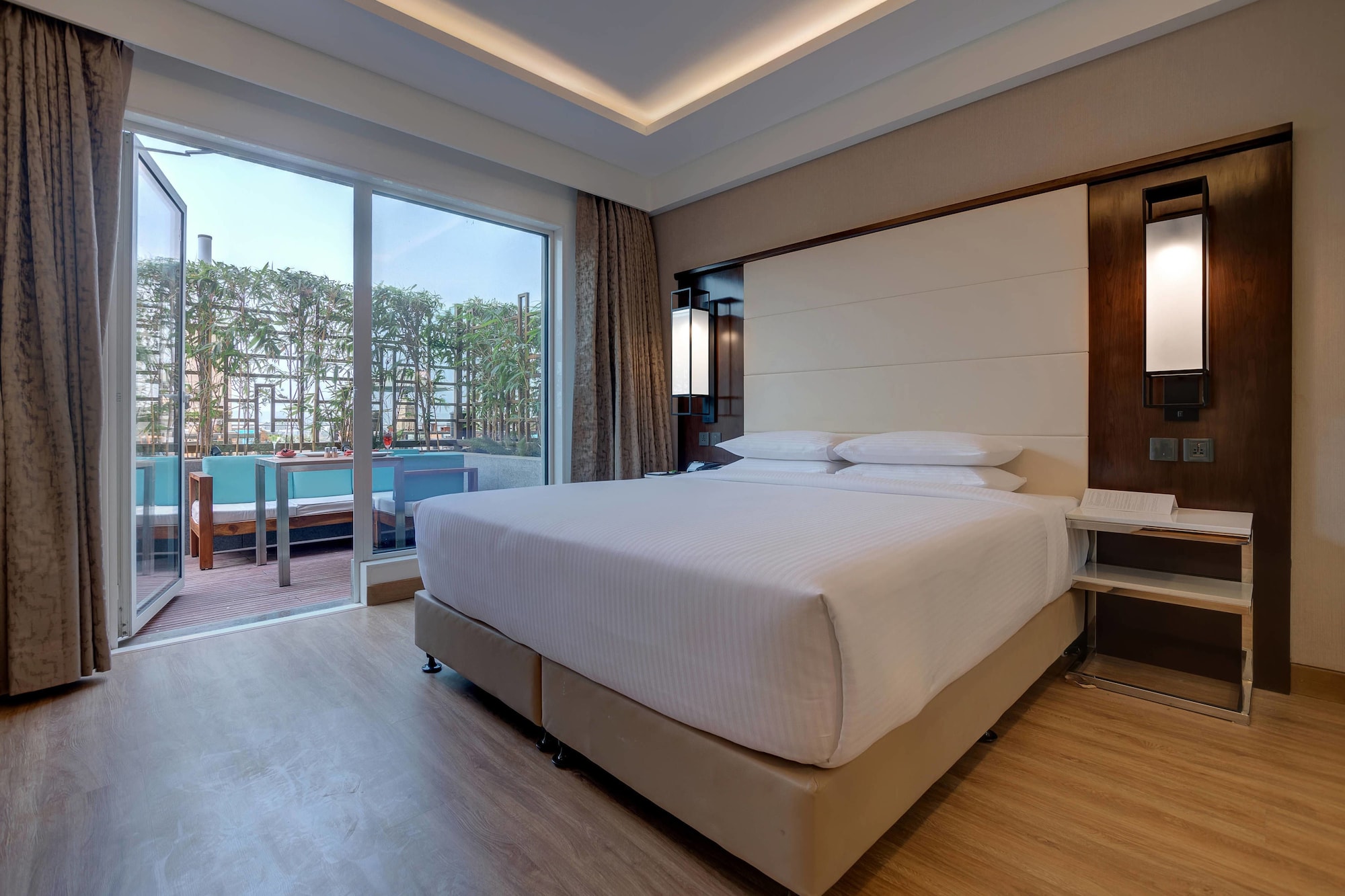 Premier, King Bed, Pool Side