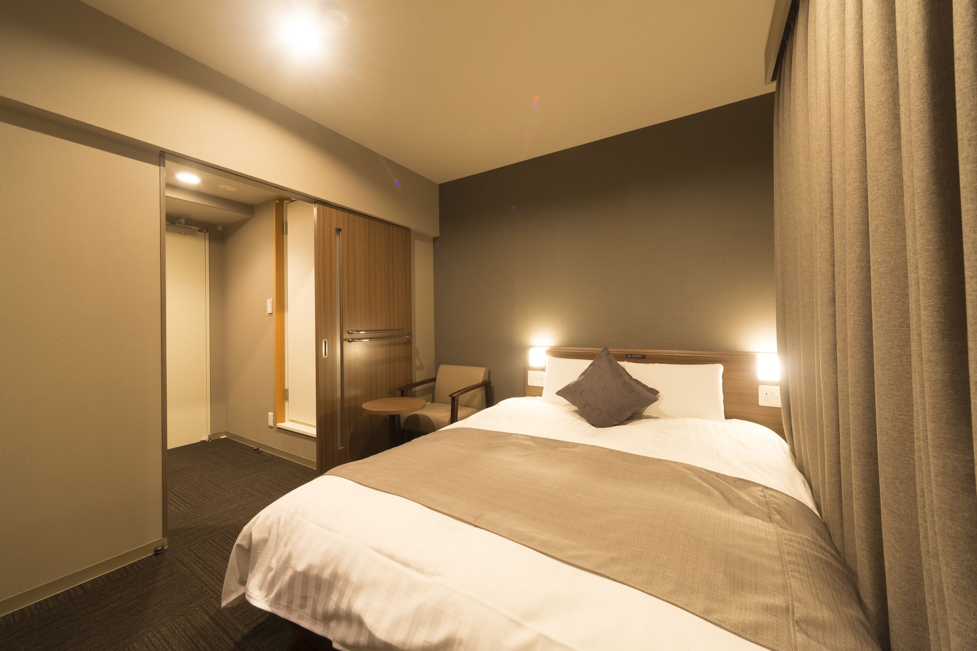 ROOM, QUEEN BED
