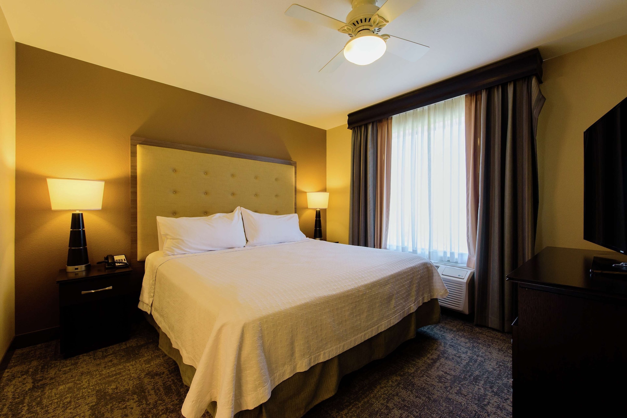 SUITE, KING BED, ACCESSIBLE