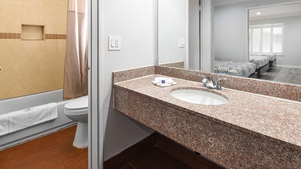 Motel6 Anaheim, CA - Convention Center 47/48