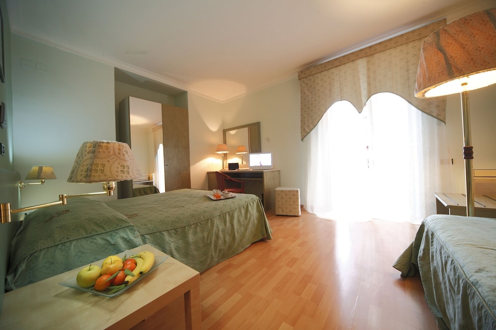 ROOM, SINGLE