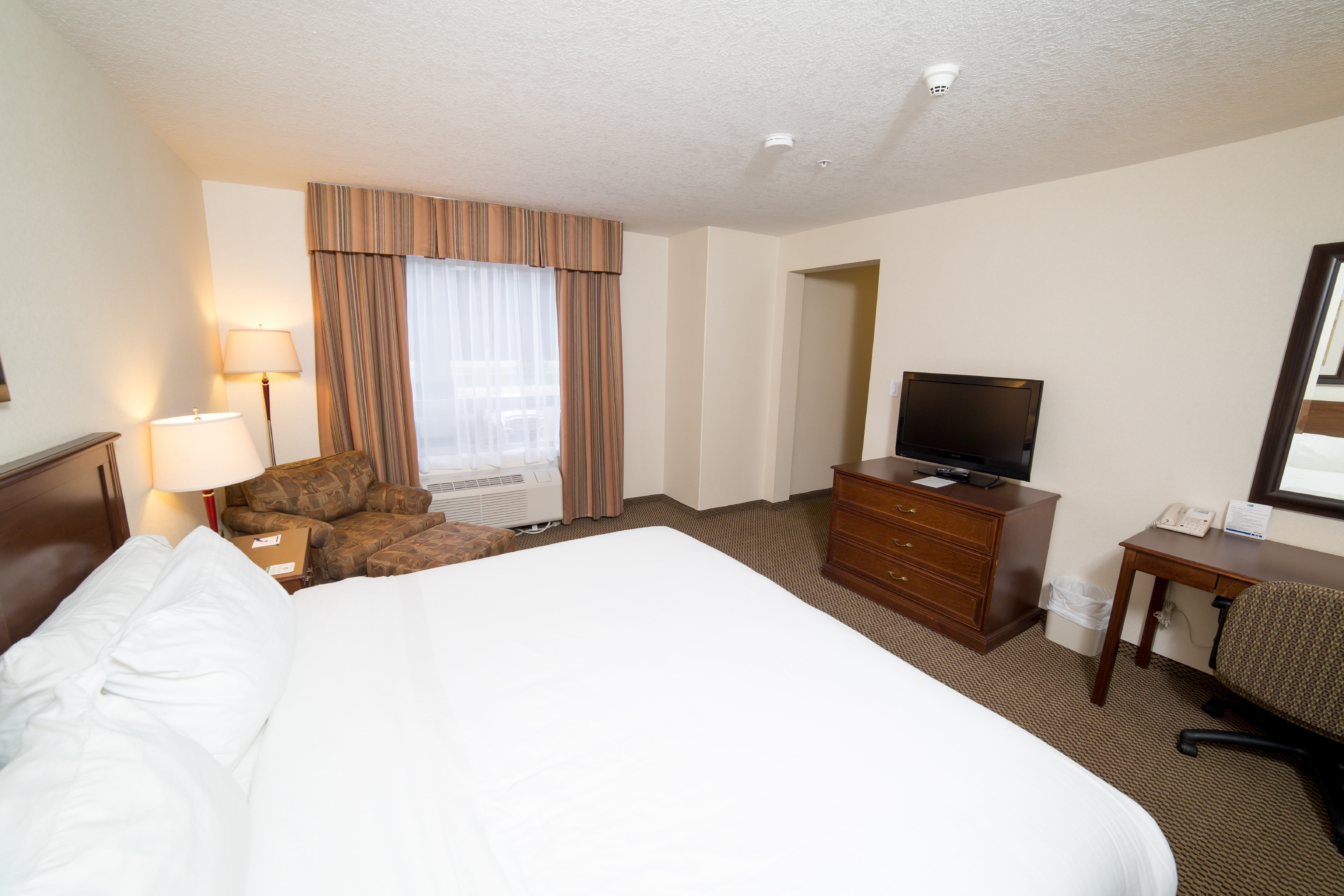 Holiday Inn Express Hotel & Suites Drayton Valley 14/50