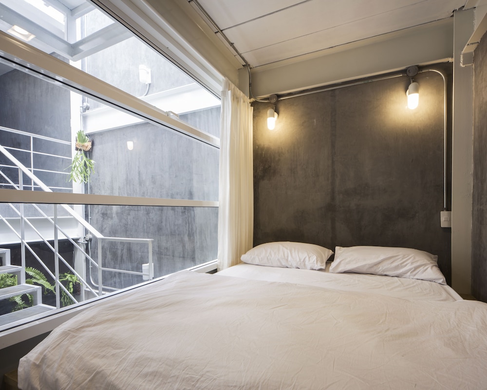 ROOM, DOUBLE BED