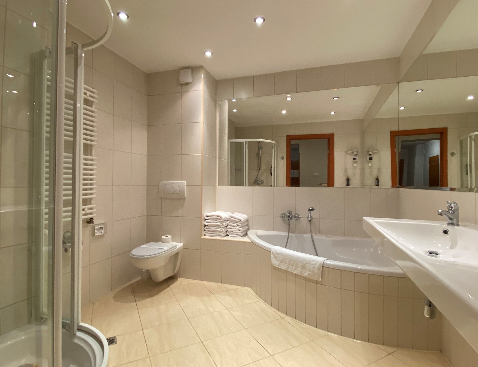 APARTMENT, TWIN BEDS, SOFA, KITCHENETTE
