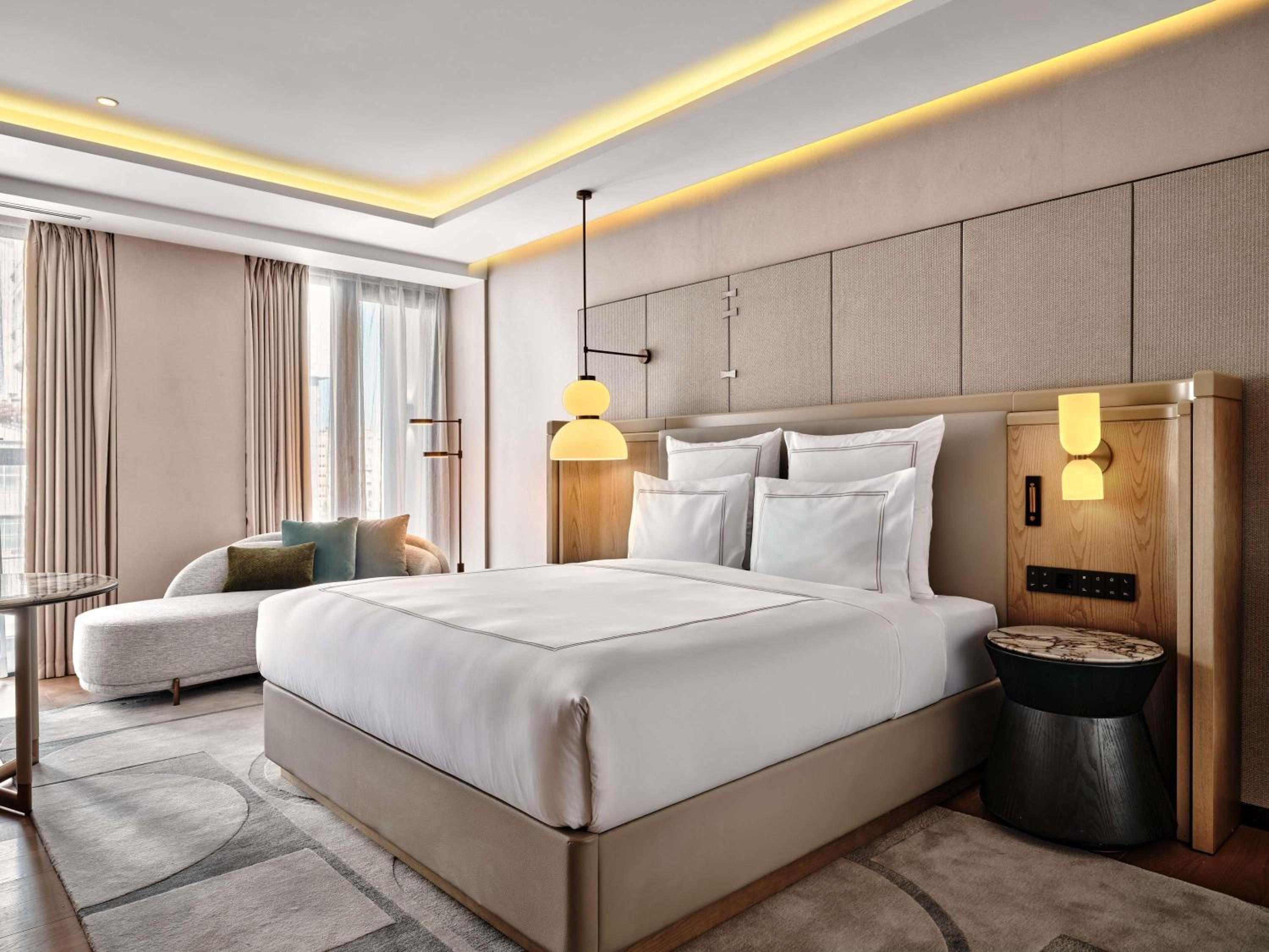 SWISS ADVANTAGE, KING BED