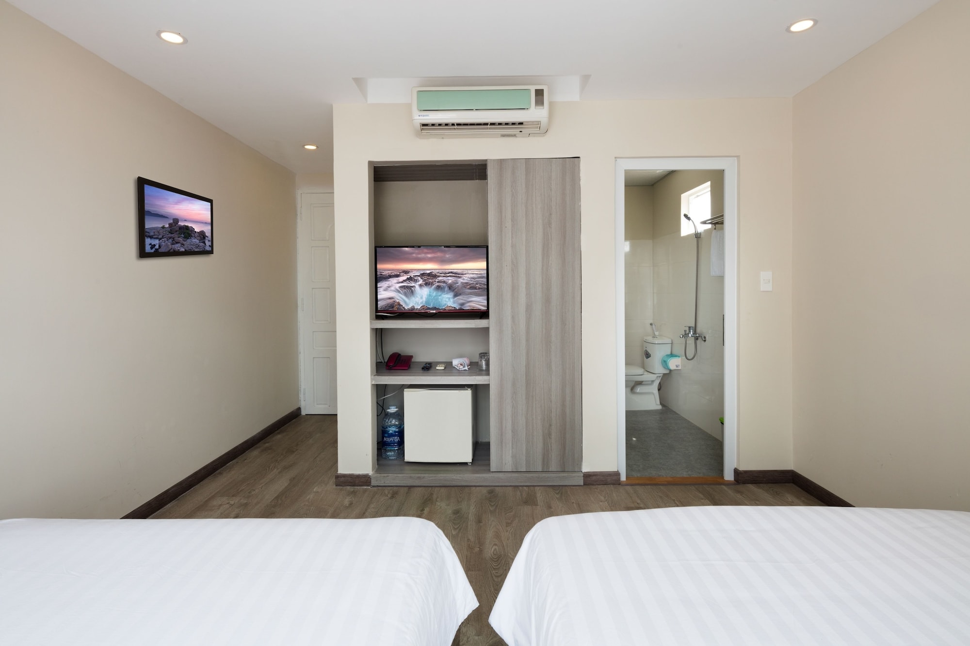 DELUXE, QUADRUPLE, 2 DOUBLE BEDS, PARTIAL OCEAN VIEW