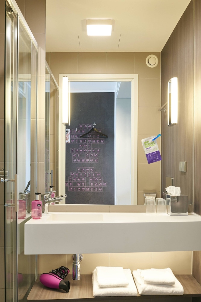 MOXY LONDON HEATHROW AIRPORT 2/39