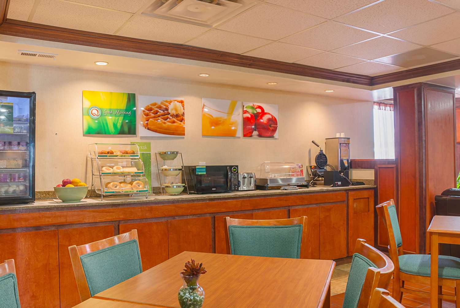 Quality Inn and Suites Detroit Metro Airport 21/27