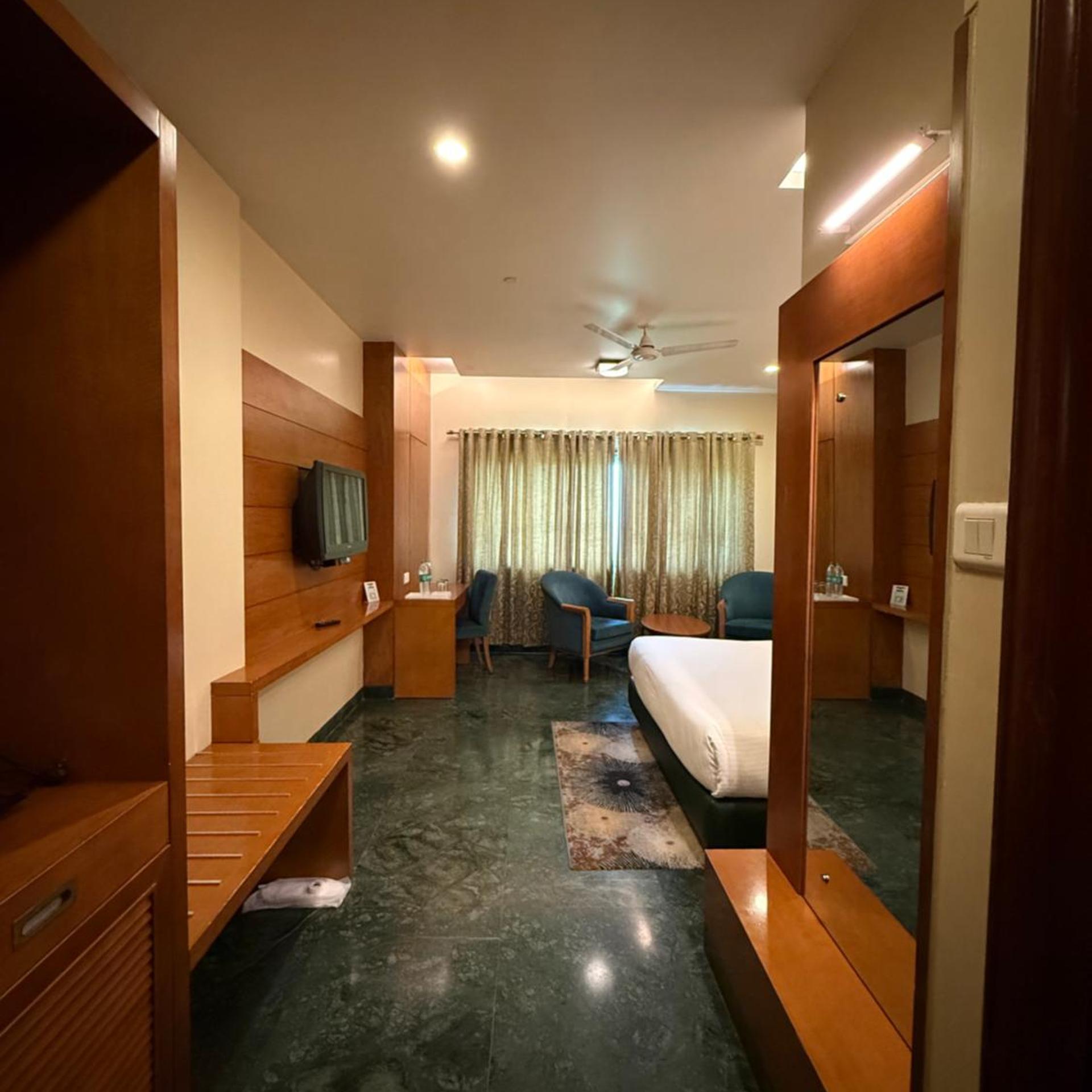 HOTEL BRIJWASI LANDS INN 37/55