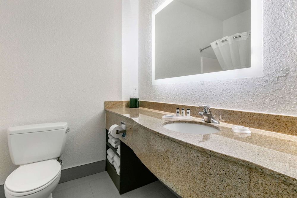 Clarion Pointe Columbus-Bradley Park 20/39