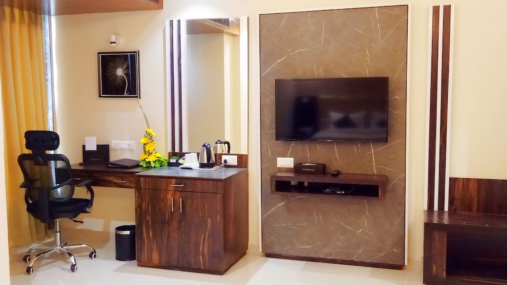 Pinnacle by Click Hotels, Lucknow 55/63
