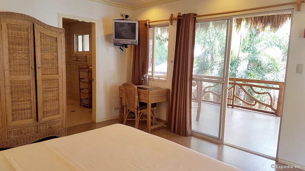 Mikes Dauin Beach Resort 27/70