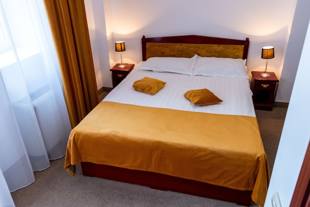 غرفة كلاسيكية بسرير كوين