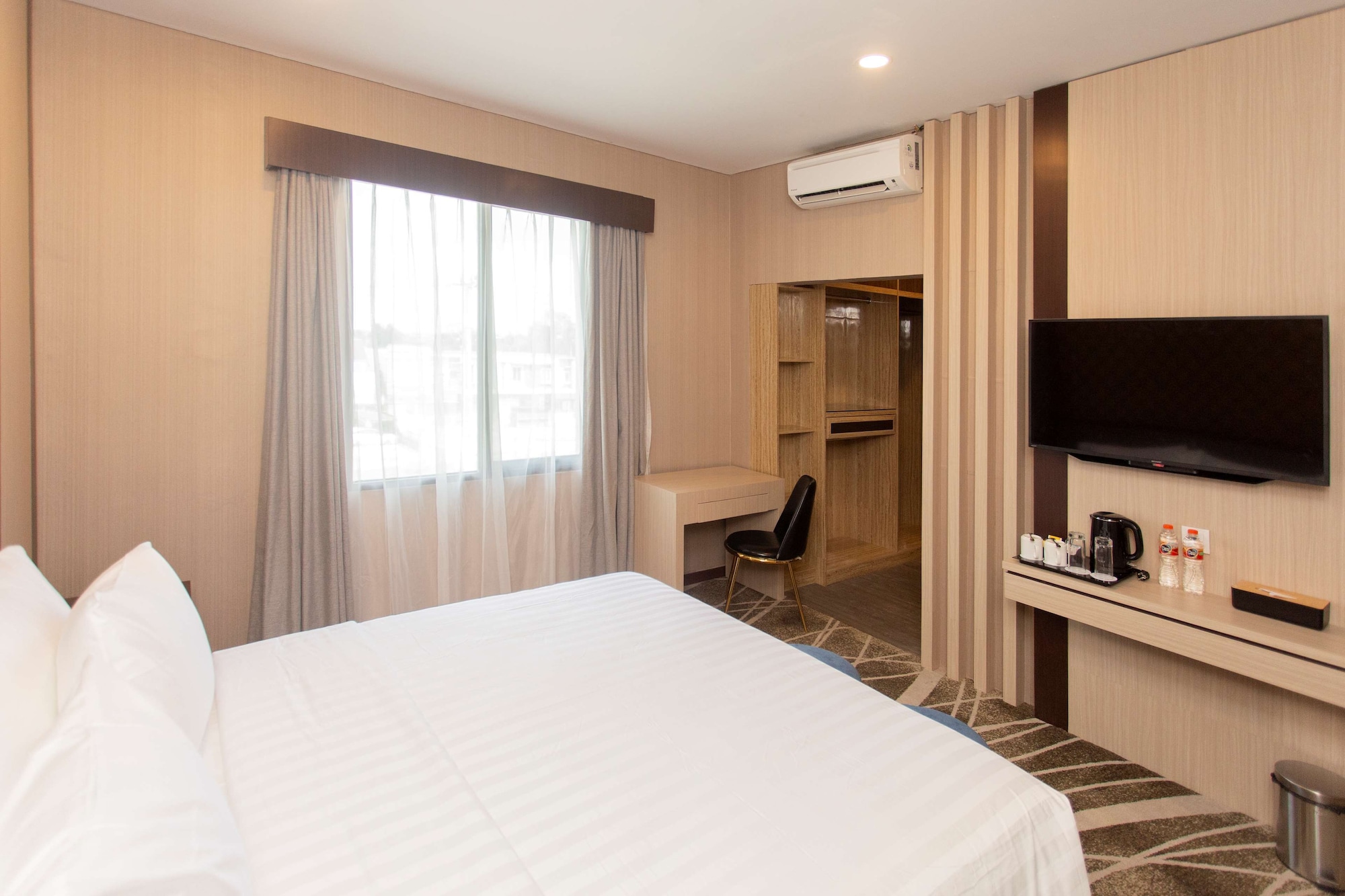 Junior Suite, Queen Bed, Living Area