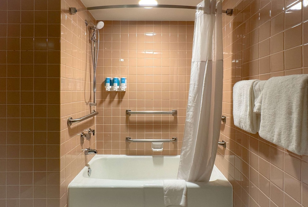 Heritage Inn & Suites St. Louis/Fenton, Trademark by Wyndham 60/60