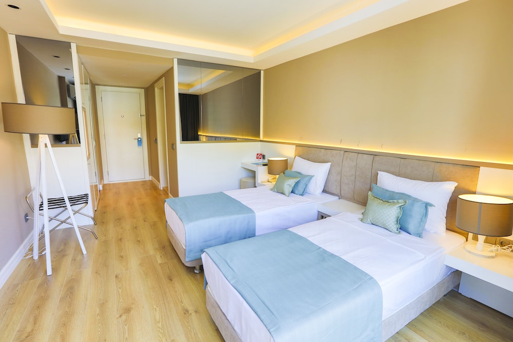 STANDARD, DOUBLE OR TWIN BED, GARDEN VIEW